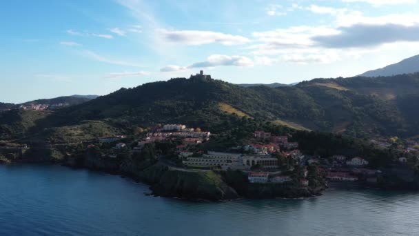 Collioure Anse de la Baleta σπίτια σε ένα λόφο με φρούριο Saint elme εναέρια θέα — Αρχείο Βίντεο