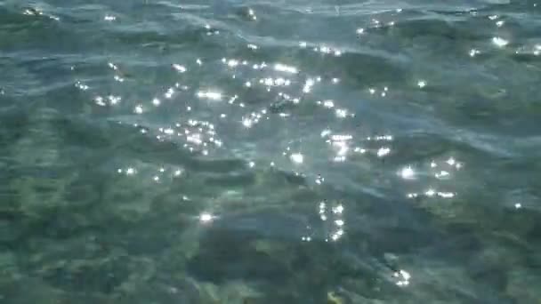 Soleil réfléchissant à la surface de l'eau claire Méditerranée France — Video