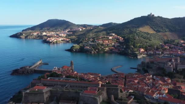 Bay of Collioure Luftaufnahme der alten Stadtburg, Kirche und Festung — Stockvideo