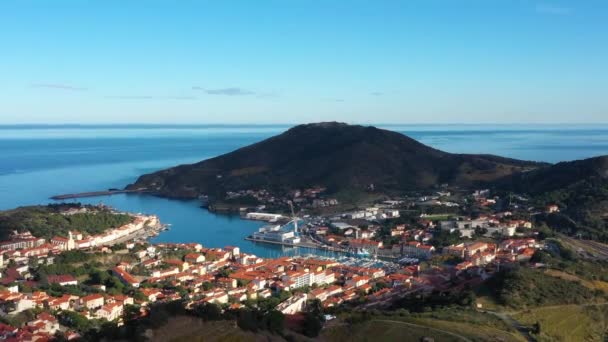 Port Vendres hava manzarası güneşli gün Fransa Akdeniz balıkçılık limanı — Stok video