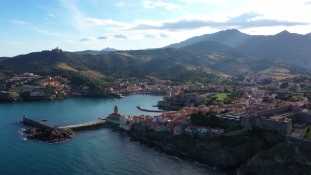 Anse de la Baleta Collioure aerial view lighthouse, castle residential houses — Stock Video