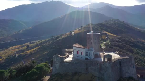 Εναέρια πτήση Collioure γύρω από το φρούριο Saint-Elme Γαλλία οχύρωση σε ένα λόφο — Αρχείο Βίντεο