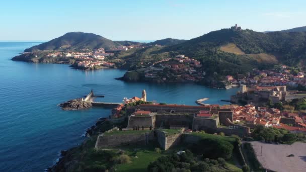 Vista aérea de la bahía en Collioure Francia fortaleza del día soleado, iglesia y castillo — Vídeos de Stock