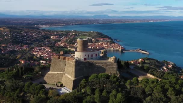 Vista paralaxe aérea de Collioure e Fort Saint Elme França dia ensolarado — Vídeo de Stock