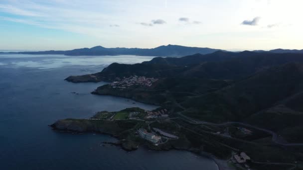 İspanya Fransa hava manzaralı dağlar Akdeniz kıyıları Banyuls sur mer — Stok video