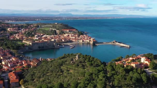 Antiguo molino de viento en Collioure vista aérea de la ciudad Francia árboles verdes y azul — Vídeos de Stock
