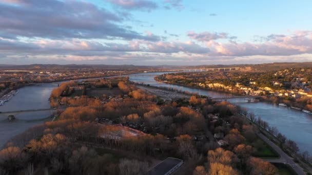 Otoño isla fluvial Aviñón Barthelasse salida del sol disparo aéreo Francia rhone river — Vídeos de Stock