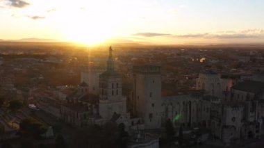 Palais des papes Avignon 'un üzerinde destansı hava gündoğumu altın bakire Meryem heykeli