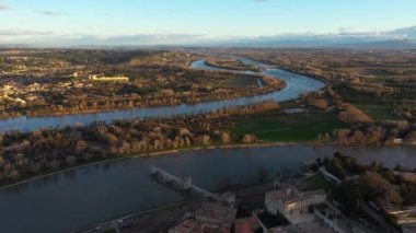 Pont d 'Avignon Rhone nehrinin hava manzarası. Güzel gündoğumu akışkan adası.