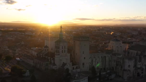 Episk antenn soluppgång över Palais des papes Avignon gyllene jungfru Maria staty — Stockvideo