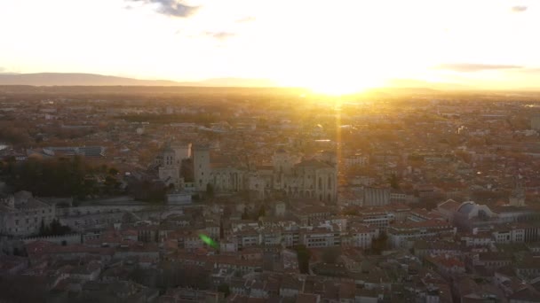 Avignon Ortaçağ binasının tarihi sarayı havadan gündoğumu görüntüsü — Stok video