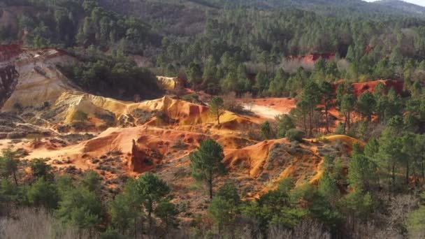 Flygfoto av Rustrel Colorado Provencal ochre stenbrott rödaktig färgad jord — Stockvideo