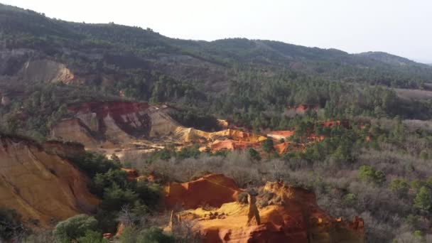 Rustrel montanhas solo vermelho e paisagem florestal aérea Colorado Provencal — Vídeo de Stock