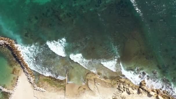 Luftaufnahme Von Wellen Die Der Mittelmeerküste Von Martigues Brechen — Stockvideo