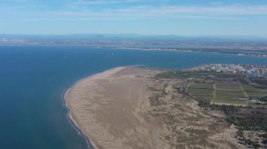 Arka planda güzel kumlu sahil Espiguette la Grande motte, Fransa