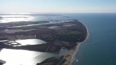 Camargue inanılmaz hava manzarası rock groynes Akdeniz kıyısı Fransa güneşli bir gün