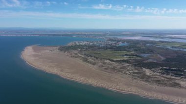 Arka planda güzel kumlu sahil Espiguette la Grande motte, Fransa