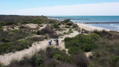 Çevre gönüllüleri plaj casusluğu, Camargue, Fransa 'da çöpleri ve plajları topluyor.
