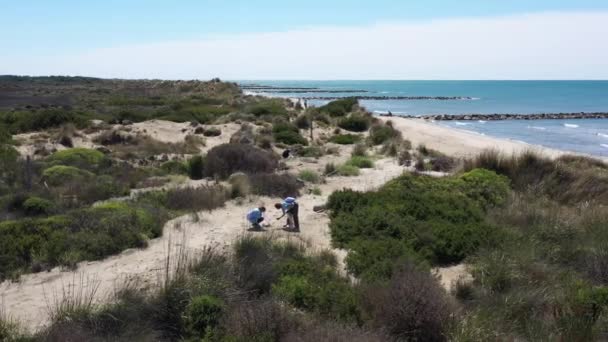 Milieuvrijwilligers Pikken Plastic Afval Een Strand Espiguette Camargue Frankrijk Drone — Stockvideo