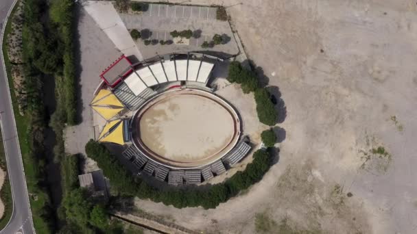 法国滨海Fos-sur-mer竞技场自上而下的无人驾驶飞机图像 — 图库视频影像