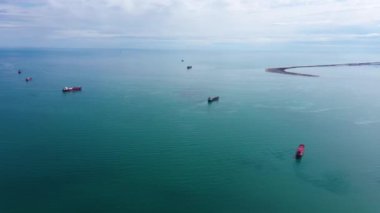 Akdeniz 'i bekleyen bir sürü petrol tankeri Fos-sur-Mer, Fransa, havadan küresel görüş, güneşli bir gün