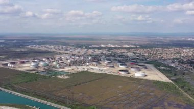 Akdeniz kıyılarındaki petrol depolama tanklarının hava çekimi güneşli bir gün.