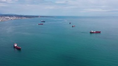 Akdeniz limanındaki sanayi tankerleri, Fransa, hava çekimi, güneşli bir gün. 