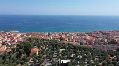 Arka planda Akdeniz olan Menton şehrinin hava manzarası
