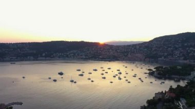 Villefranche-sur-Mer Körfezi üzerinde gün batımı. Hava manzaralı Fransız Rivierası. Güzel Fransa.