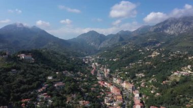 Menton köprüsü Fransa 'da bir vadi yerleşim bölgesini geçiyor.