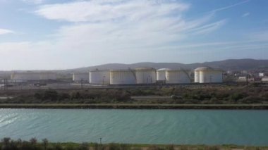 Frontignan Fransa 'daki kanal ve petrol depolama tesisleri. Hava aracı günbatımını çekti