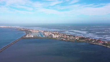 Hava yolculuğu rüzgarlı bir günde Frontignan kıyı göleti ve Akdeniz üzerinde