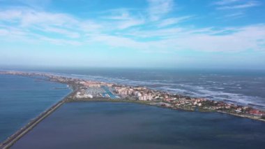 Frontignan hava manzaralı liman ve sahil manzaralı evler. Rüzgarlı