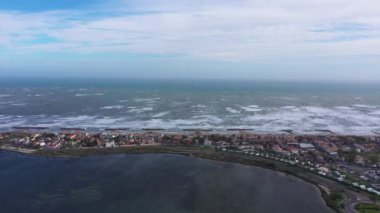 İkametgah sahil kenti Frontignan ön sahil hava aracı görüntüsü. Rüzgarlı gün