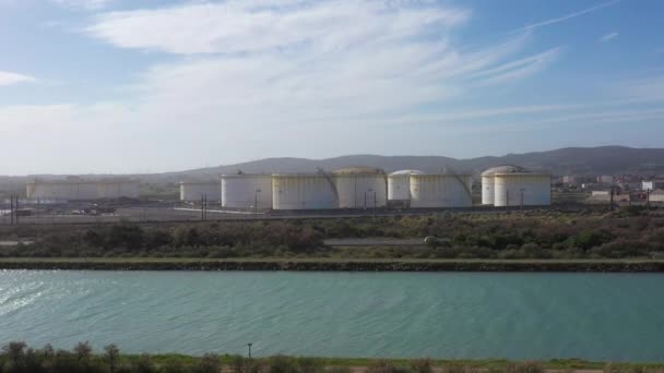 Canal és olajtároló létesítmények Frontignan France. Légi drón lövés naplemente — Stock videók