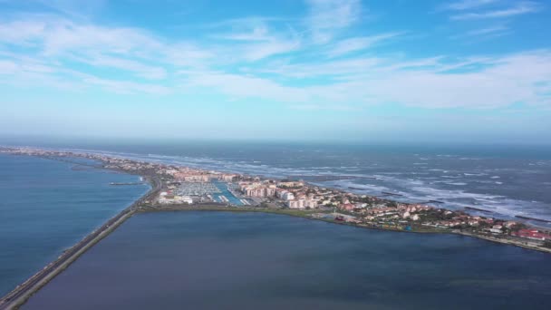 Frontignan Luftaufnahme Hafen und Wohnhäuser direkt am Strand Blick. Windig — Stockvideo