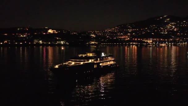 Super yacht antenn natt skott flyger runt franska rivieran Medelhavet havet — Stockvideo