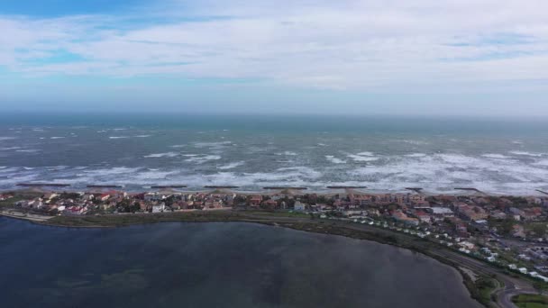 Ciudad costera residencial Frontignan frente a la playa vista aérea del dron. Día ventoso — Vídeos de Stock