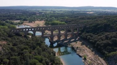 Soldan sağa Pont du Gard hava aracı Fransa 'da yaz güneşli bir sabah. 