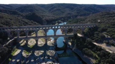 Fransa 'daki Pont du Gard köprüsünün havadan panoramik görüntüsü. Arka planda Gardon Nehri Ormanı