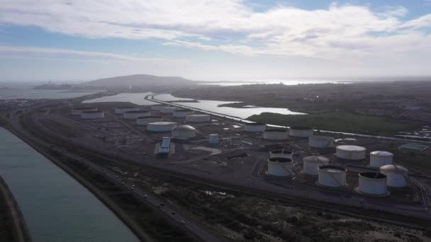 Vista aérea alrededor de instalaciones de almacenamiento de petróleo con Sete en segundo plano, autopista — Vídeo de stock