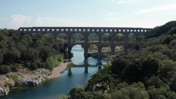 Pont Gard Letecká Doprava Přes Stromy Řeka Gardon Procházející Obloukem — Stock video