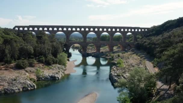 Εναέρια Βολή Που Διέρχεται Από Τις Καμάρες Pont Gard Ηλιόλουστη — Αρχείο Βίντεο