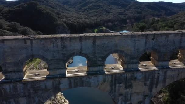 Penerbangan Udara Atas Pont Gard Ketinggian Rendah Akuaduk Jembatan Lama — Stok Video