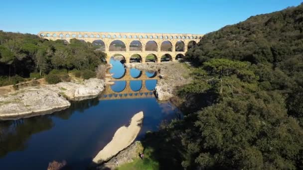 Gamla Bron Över Floden Gardon Pont Gard Reflektion Frankrike — Stockvideo