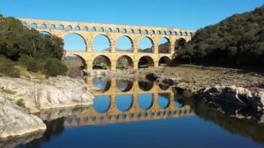 Güneşli bir günde Pont du Gard hava çekimi, le Gardon nehri, eski köprüsü olan Roma su kemeri, Fransa