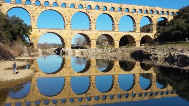 Pont Gard Riflessione Sul Fiume Gardon Francia Ponte Acquedotto Aerea — Video Stock