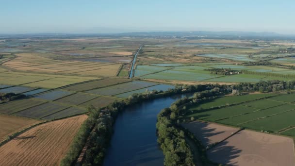 Río que pasa a través de campos de arroz de Camargue tiro aéreo Francia puesta de sol — Vídeos de Stock