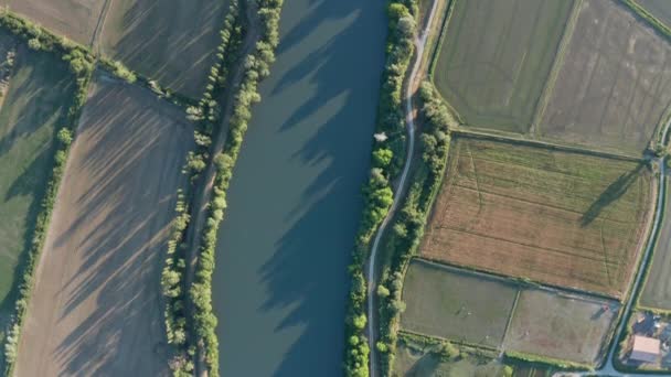 川と農業作物のフィールド日没時間空中のトップビューフランス・カマルグ — ストック動画