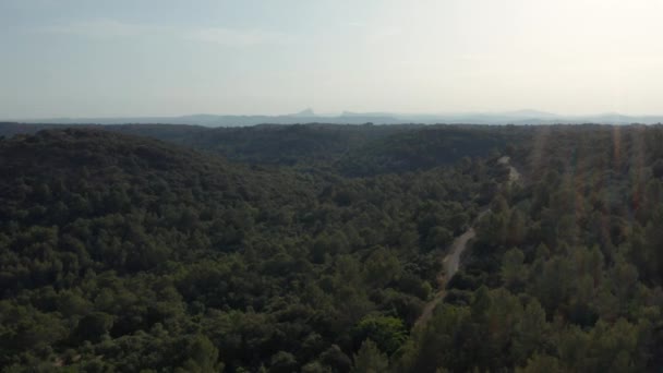 Carretera Matorrales Plano Aéreo Pic Saint Loup Montaña Fondo — Vídeo de stock